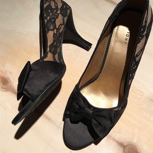 FIONI GOLD & BLACK LACE HEELS